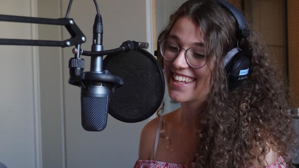 Ehemalige "Dein Song"-Kandidatin Leontina | Rechte: Leontina sitzt spricht in ein Mikrofon und hat Kopfhörer auf.