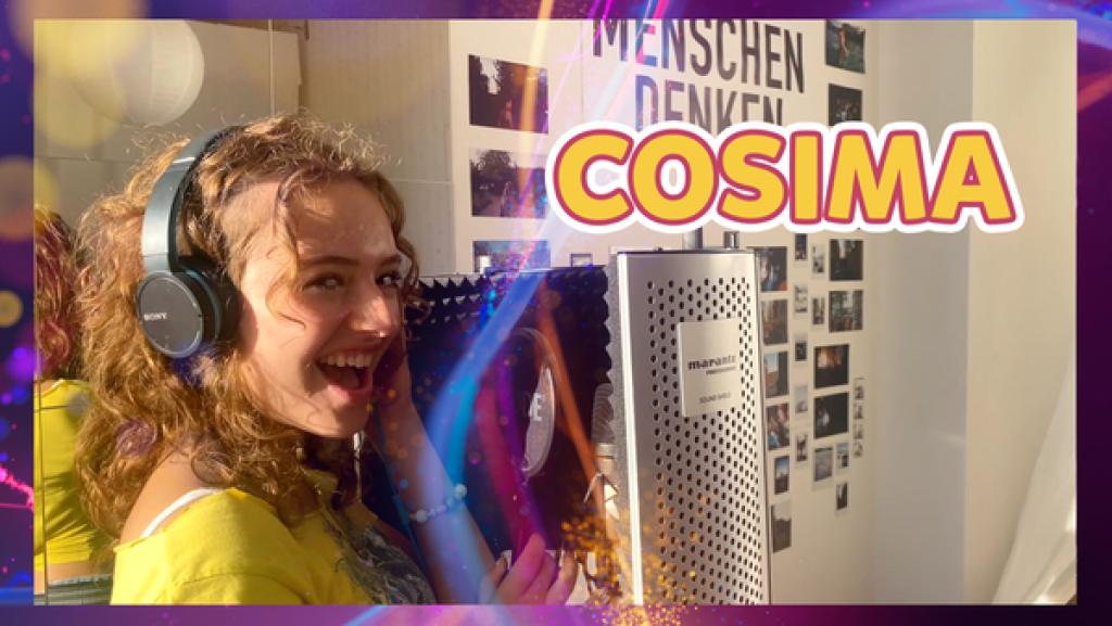 Cosima mit Kopfhörern singt in ein Mikrofon