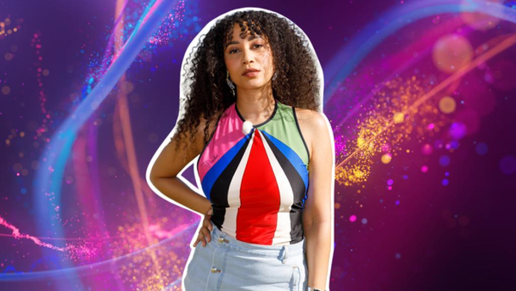 Suena posiert für die Kamera.