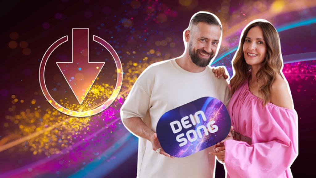 Bürger Lars Dietrich und Johanna Klum halten gemeinsam ein "Dein Song"-Logo in den Händen.