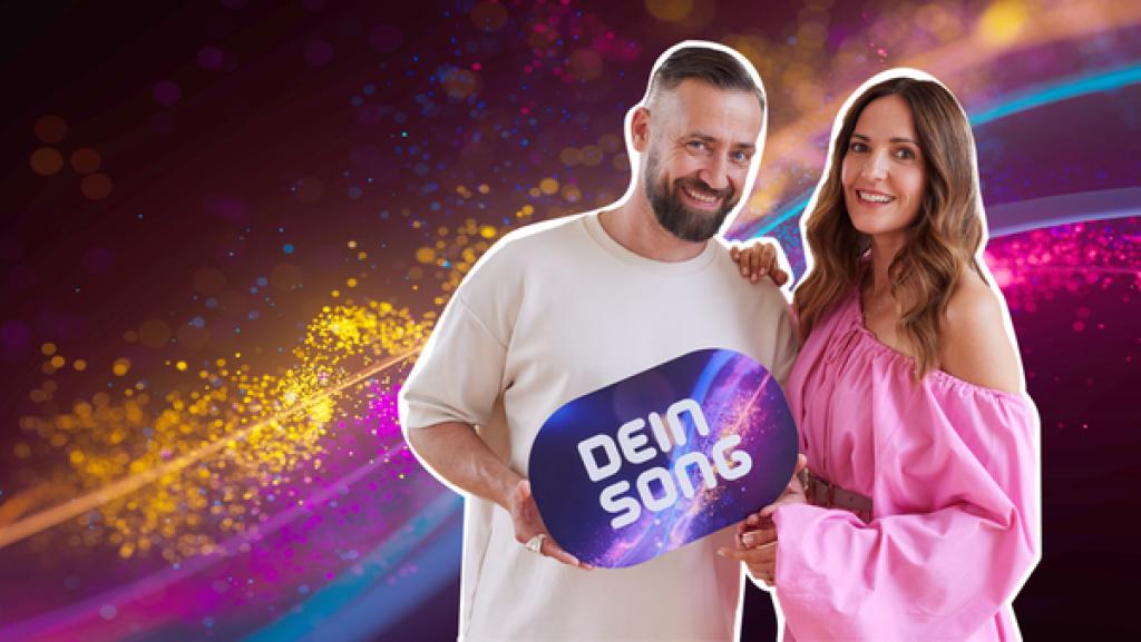 Lars Dietrich und Johanna Klum halten das Logo von "Dein Song" in ihren Händen.
