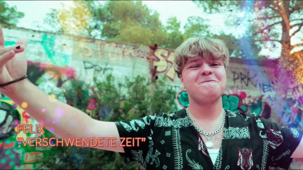 Felix breitet die Arme aus