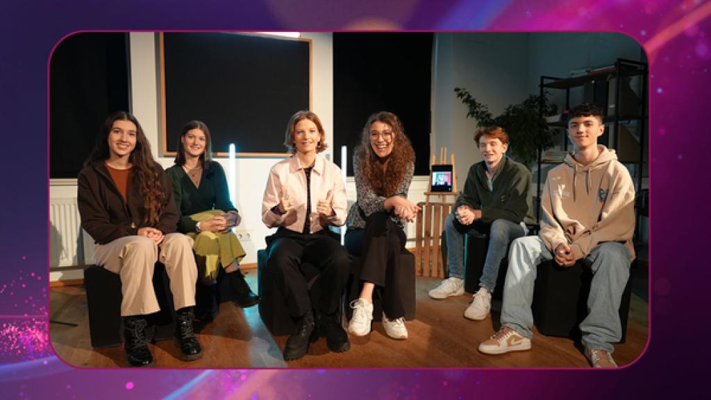 Wilhelmine und Leontina sitzen neben einander. Um sie herum sitzen Daniela, Mira, Alina, Anton und Niccolo.