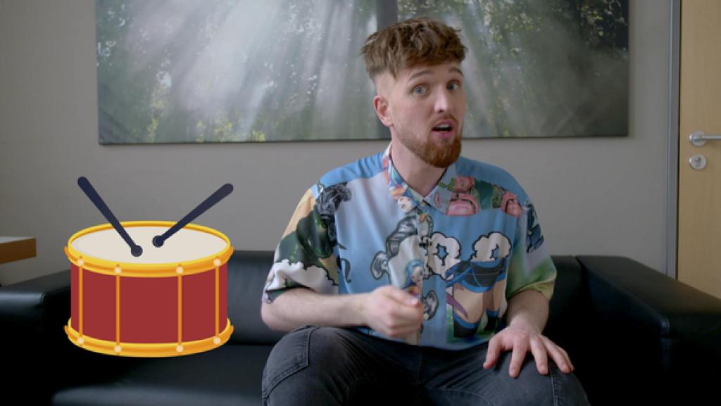 Beatboxer Madox veräppelt das Moderationsteam | Rechte: KiKA Beatboxer Madox veräppelt das Moderationsteam | Rechte: KiKA