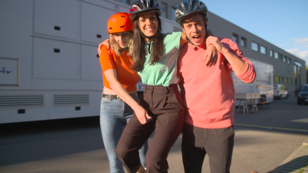 Jana Tenambergen übt mit Clarissa und Tobi | Rechte: KiKA Jana Tenambergen übt mit Clarissa und Tobi | Rechte: KiKA