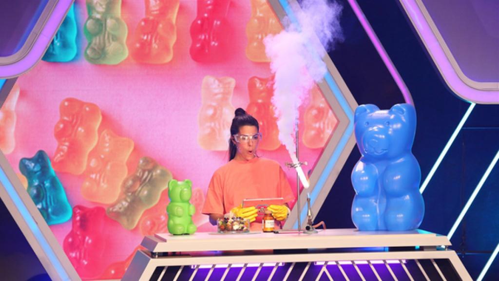 Rechte: KiKA/Steffen Becker Clarissa bei einem Experiment bei "Die beste Klasse Deutschlands" 2022