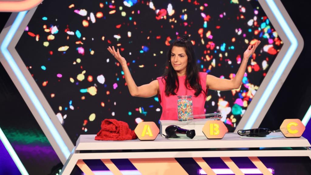 Rechte: KiKA/Steffen Becker Clarissa präsentiert ein erstaunliches Experiment.