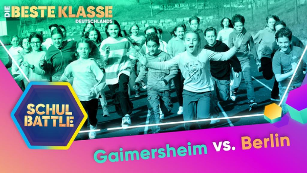 Rechte: KiKA/Bavaria Entertainment Eine große Gruppe von Kindern rennend. Unten die Aufschrift Gaimersheim vs. Berlin. Links das Schulbattle-Logo.