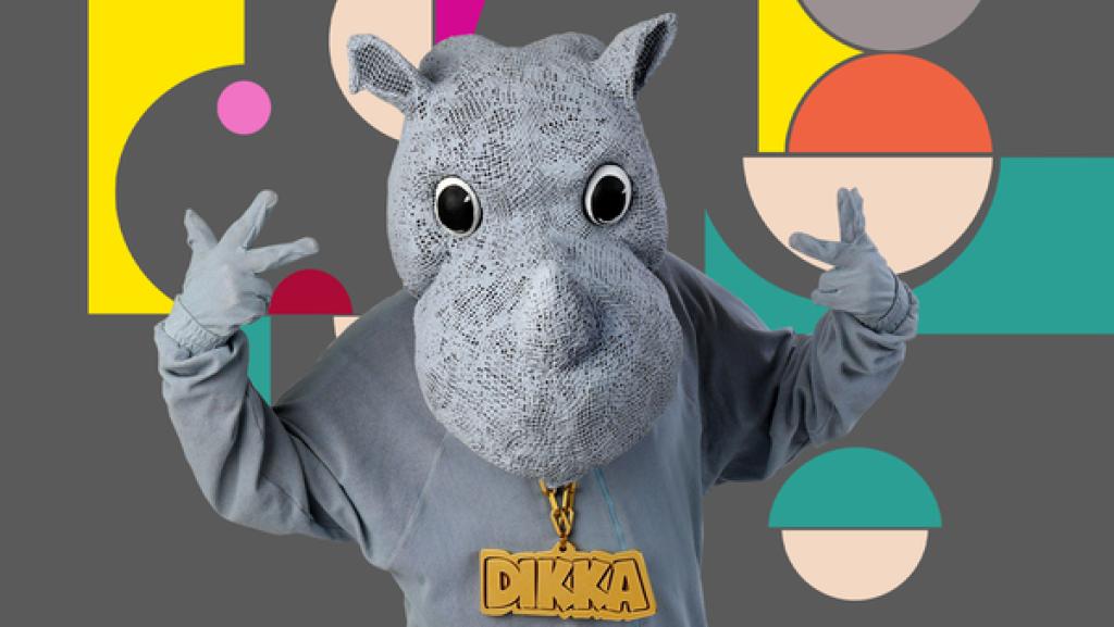 Die DIKKA-Show | Rechte: KiKA/ZDF/Steffen Becker eine als graues Nilpferd verkleidete Person mit einer goldenen Kette mit dem Schriftzug "DIKKA" um den Hals