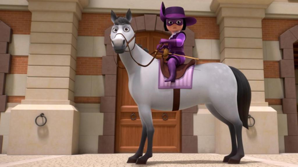 Porthos sitzt auf ihrem Pferd Mousqueton. Sie hält die Zügel in ihren Händen. Ihr Kopf und der ihres Pferdes gehen mit erschrockenem Blick zur linken Seite, sie blicken die Zuschauenden an. Hinter ihnen ist eine Tür und der Eingang zum Pferdestall zu sehen.