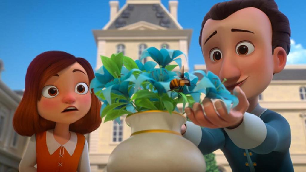 Charlotte und Henri stehen gemeinsam draußen. Vor ihnen steht eine Vase mit einer blauen Lilie, in der sich eine Biene befindet. Henri schaut die einmalige Pflanze mit stolzem Blick an. Charlotte schaut erschrocken.