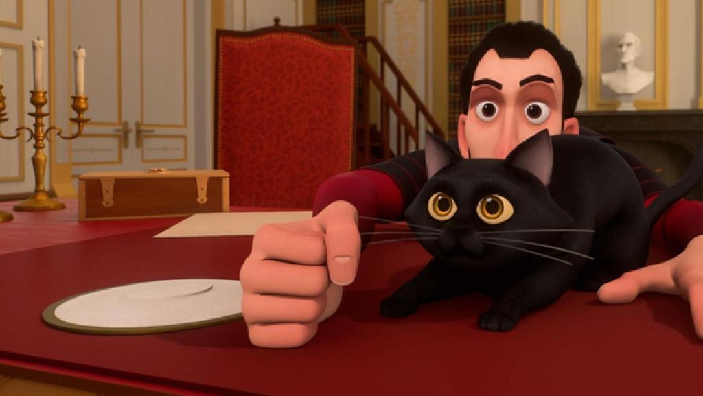 Richelieu kniet vor einem Tisch. Seine beiden Arme sind auf dem Tisch abgelegt. Er schaut mit großen Augen auf die schwarze Katze, die sich direkt vor ihm auf dem Tisch, zwischen seinen Armen befindet. Die Katze schaut total verängstigt nach vorne.