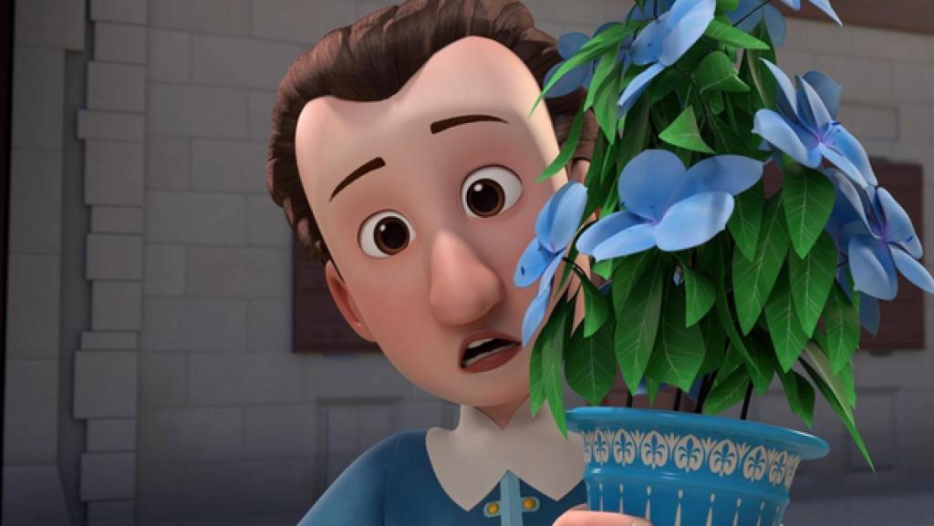 Gärtner Henri hält mit erschrockenem Blick einen blau-weißen Pflanztopf in seinen Händen, in der sich eine grüne Pflanze mit blauen Blüten befindet.