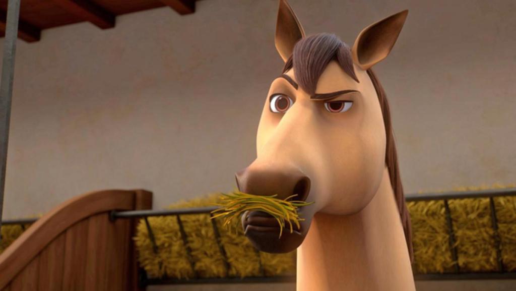 D'Artagnans Pferd Planchet, ein Falbe mit schwarzer Mähne, steht in seiner Box und frisst Heu. Er schaut skeptisch nach vorne.