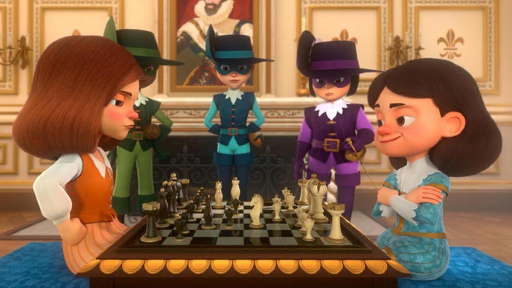 Im königlichen Palast: Charlotte und König Louis XIII. sitzen sich gegenüber. Zwischen den beiden befindet sich ein Schachbrett mit aufgestellten Schachfiguren. König Louis XIII. lächelt selbstbewusst und mit verschränkten Armen. Charlotte hat ihre Hände in die Hüfte gestemmt und schaut verärgert auf das Schachbrett. Neben den beiden stehen die drei Musketiere und blicken dem Spiel der beiden skeptisch zu.