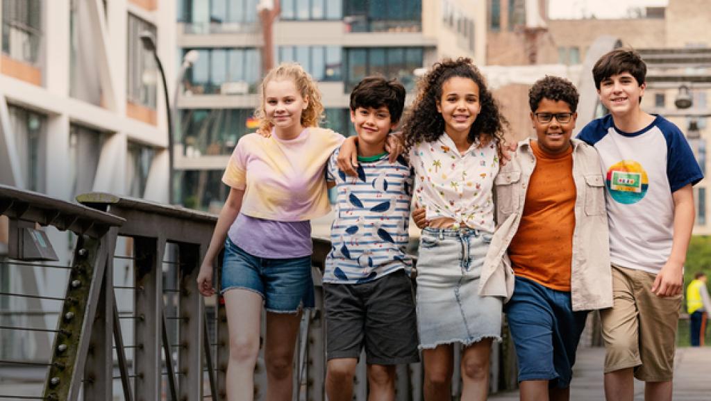 Die Pfefferkörner | Rechte: NDR Die Pfefferkörner Malin, Piet, Taara, Kofi und Jules stehen nebeneinander auf einer Brücke.