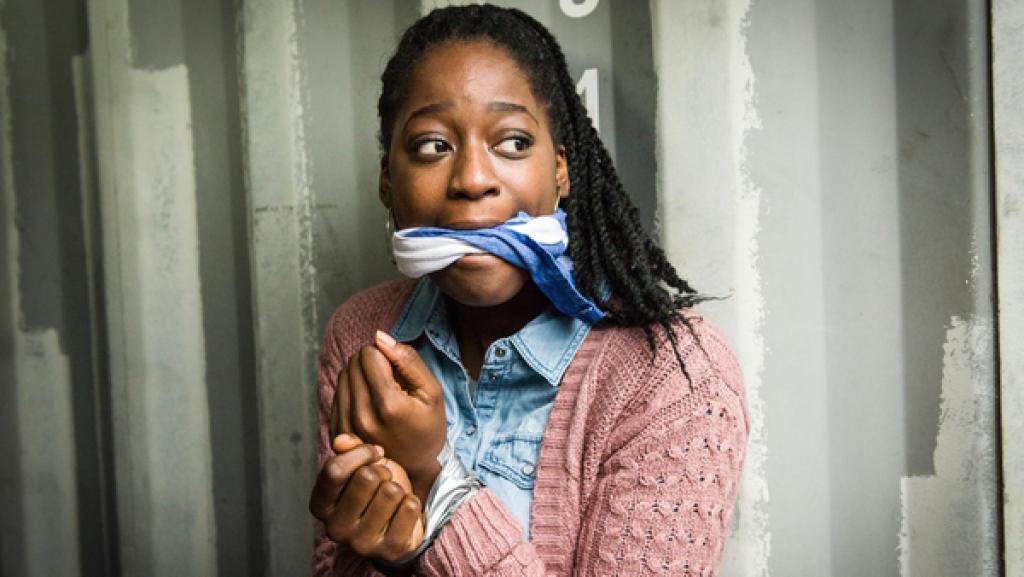 Das Mädchen Malou (Martina Offeh) ist geknebelt und gefesselt.