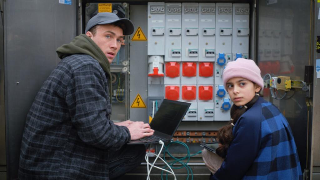 Blackout | Rechte: NDR/Letterbox Jasina (Sophia Grande) und Arvid (Justus Johanssen) versuchen, das Stromnetz der Stadt wieder in Gang zu bringen.
