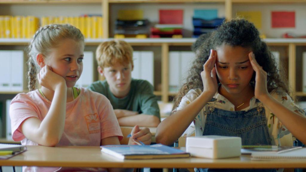 Malin (Ida Carlo) sorgt sich um Taara (Josefine Maxima), die schon wieder Kopfschmerzen hat, genau wie Noah (Gero Drews) hinter ihnen.