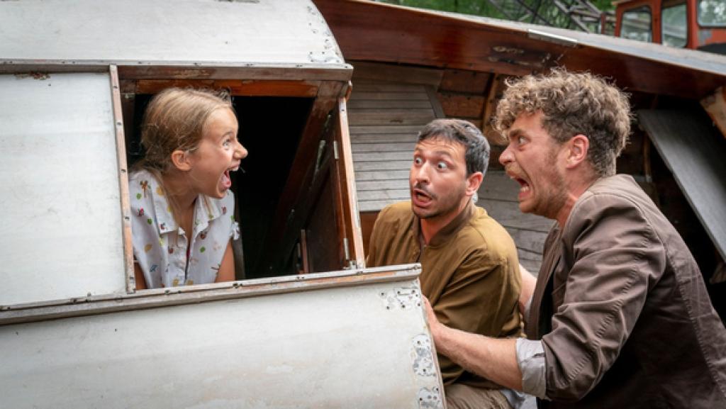 Clari wird im Boot von den Verbrechern entdeckt.