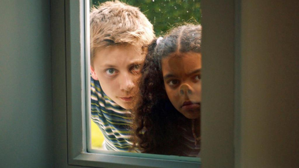 Entführt | Rechte: NDR/Letterbox Moritz (Jan Albatross) und Amy (Melody Rose) schauen von außen durch eine Fensterscheibe und drücken sich an der Fensterscheibe die Nasen platt.