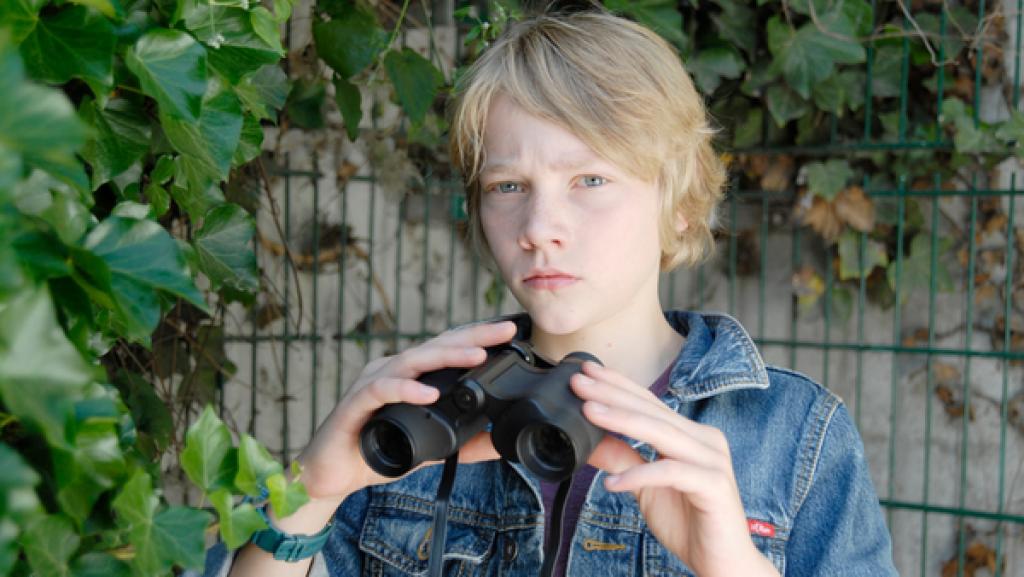 Max hält ein Fernglas