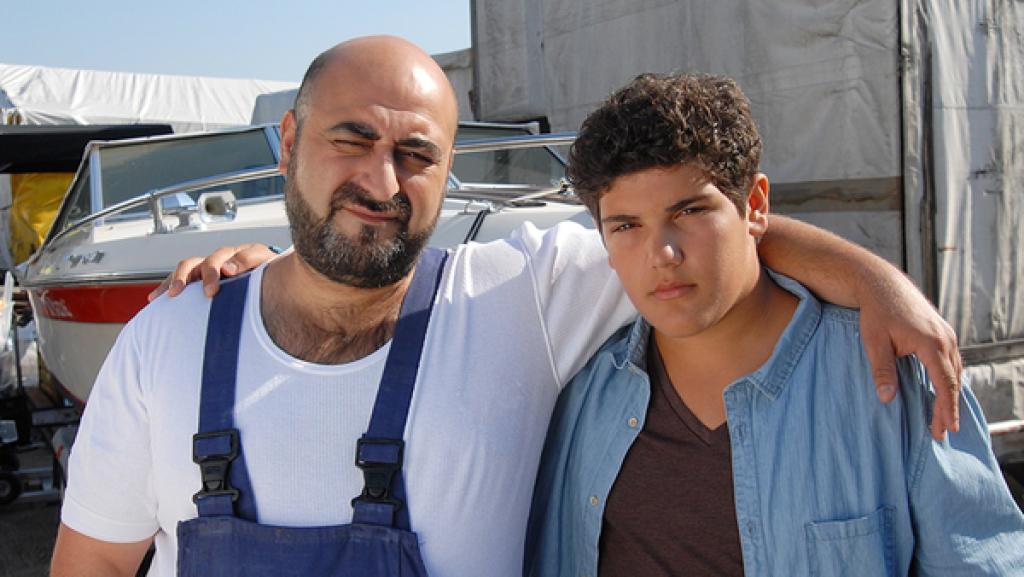 Erol (Özgür Karadeniz) hat den Arm um Anton (Danilo Kamber) gelegt.