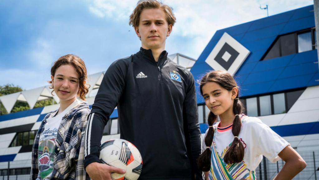 Leo und Jasina besuchen Nachwuchskicker Kay am Trainingsgelände. | Rechte: NDR/Letterbox, Boris Laewen Leo und Jasina besuchen Nachwuchskicker Kay am Trainingsgelände.