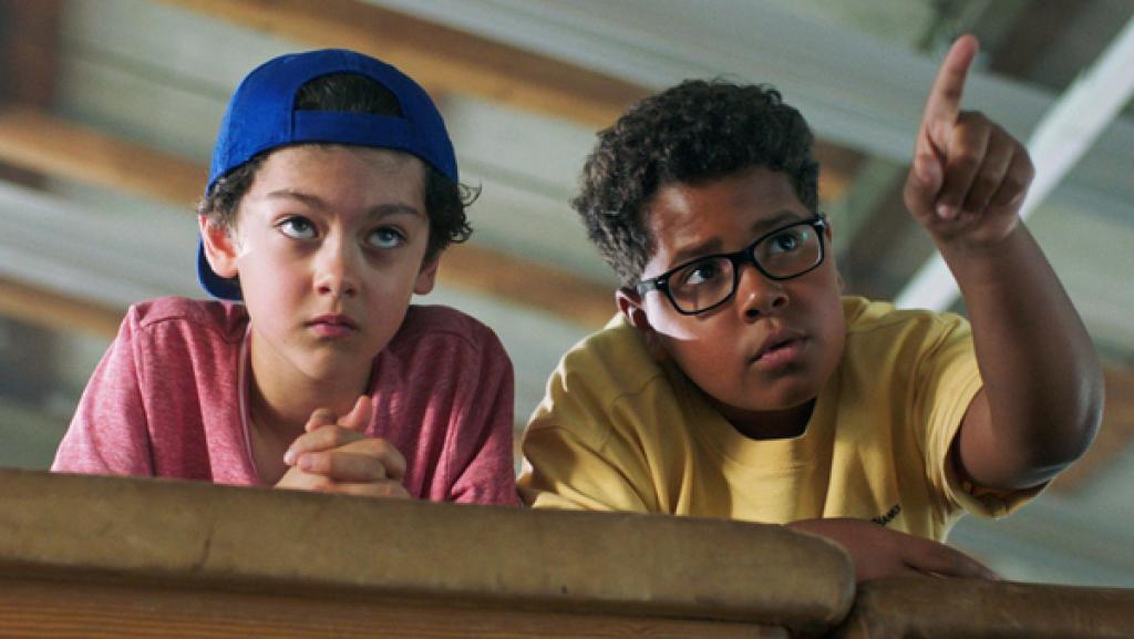 Piet (Noah Lusander) und Kofi (Mathieu Noël) haben den Tresen der Kletterhalle genau im Blick.