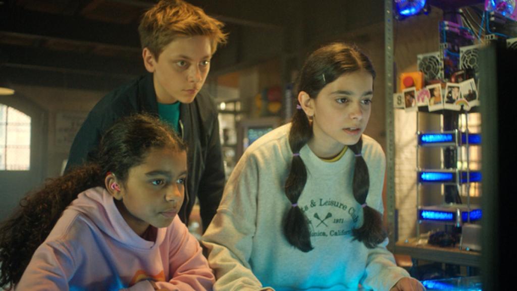Leos Vater | Rechte: NDR/Letterbox Amy (Melody Rose), Moritz (Jan Friedrichsen) und Jasina (Sophia Grande) schauen auf den PC im Hauptquartier.