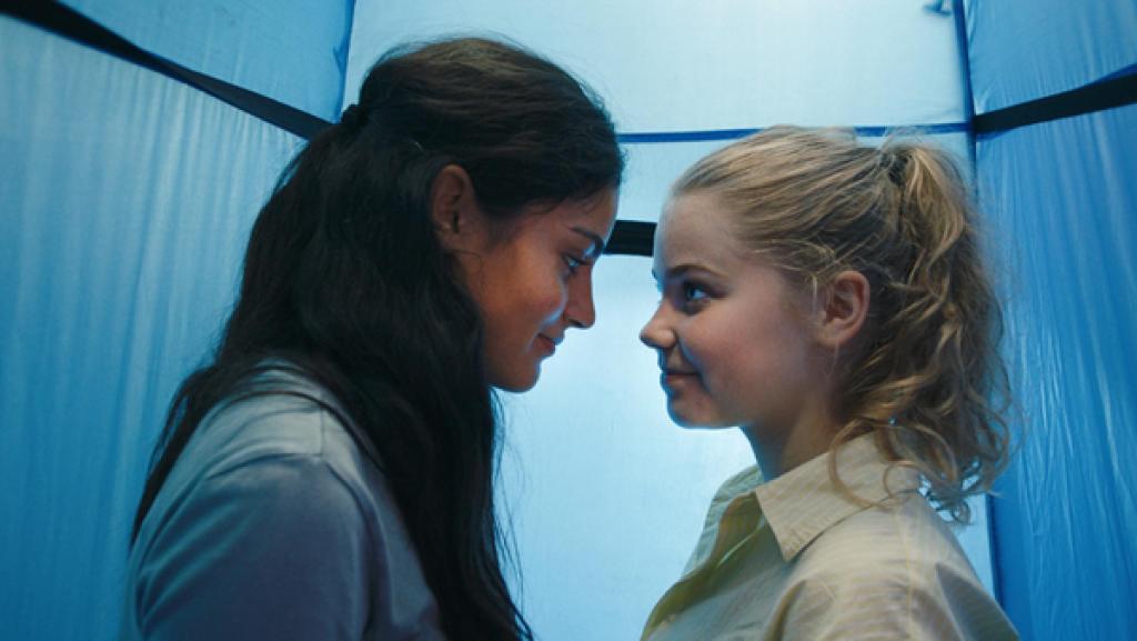 Lucia und Malin schauen sich tief in die Augen.