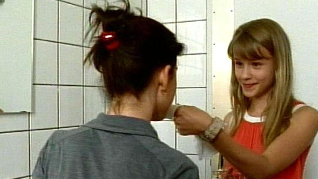 Produktpiraten (S06/E06) | Rechte: NDR Folge 71: Produktpiraterie: Lilly zeigt Yeliz den Duft ihres Parfums