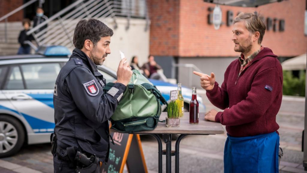Sven unter Verdacht (S18/E08) | Rechte: NDR/Letterbox - Boris Laewen Nazim zeigt Sven den Drogenfund am Fischimbiss.