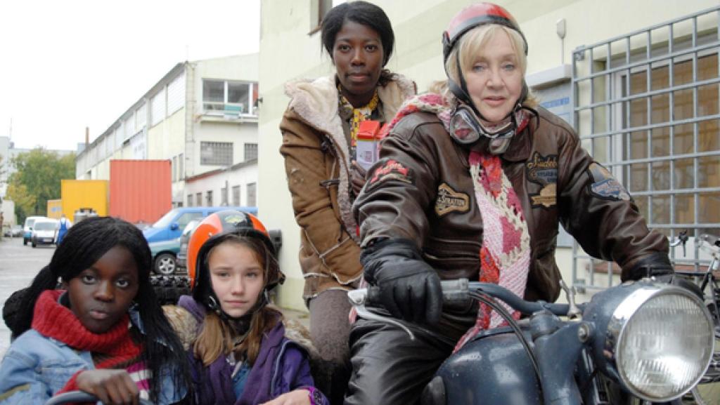 Acai (Amanda Adjei), Nina (Carolin Garnier), Acais Mutter (Dayan Kodua) und Oma Leni (Doris Kunstmann) auf dem Motorrad