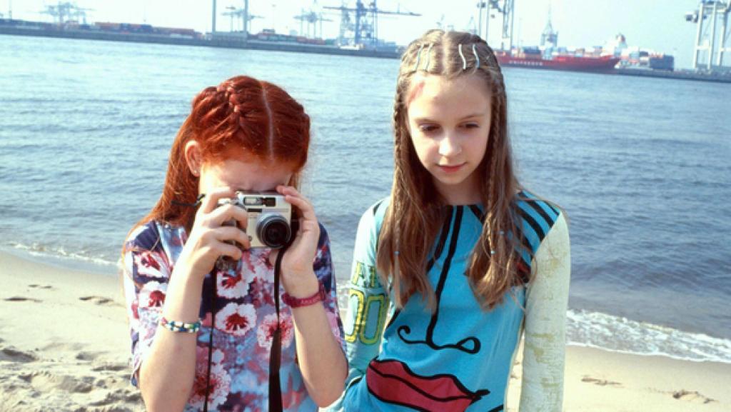 Johanna und Vivi machen Fotos vom Krokodil.