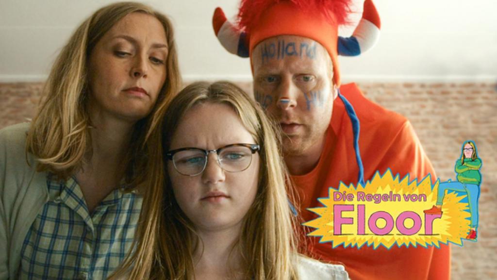 Irma, Floor und Jan im lustigen Kostüm stehen eng nebeneinander und versuchen etwas zu lesen. Rechts das Logo von Die Regeln von Floor. 
