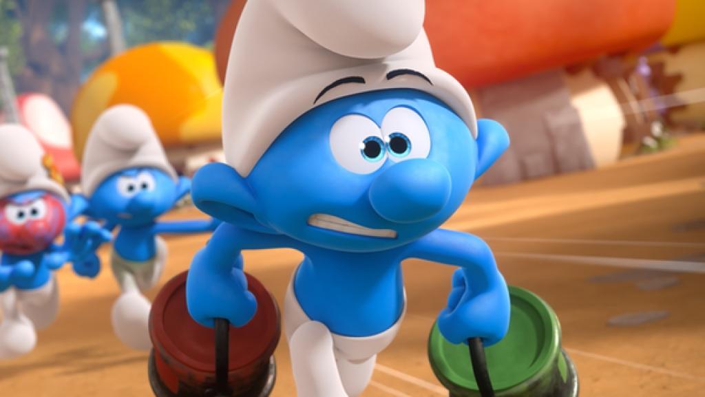 Muffi hat Farbeimer in den Händen und rennt davon. Ihm folgen andere Schlümpfe, die bunte Gesichter haben.