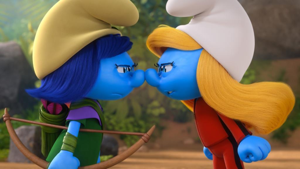 Sturm und Schlumpfine stehen sich Nase an Nase gegenüber und schauen sich böse an.