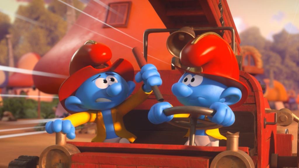 Clumsy und Dummi sitzen im Feuerwehrauto und brausen durch das Dorf.