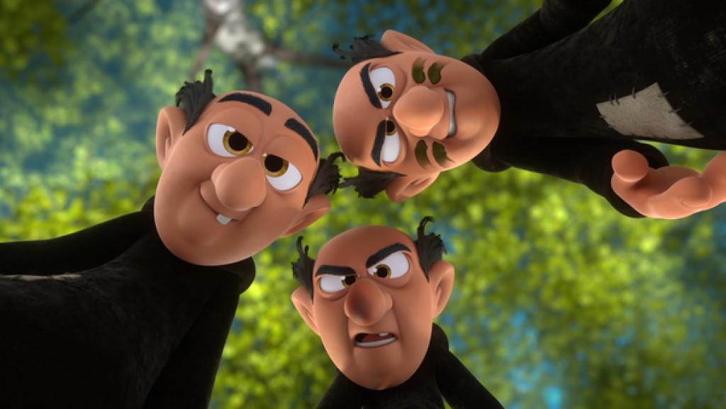 Drei Varianten von Zauberer Gargamel stehen nach vorn gebeugt zusammen. Ihre Köpfe sind nah beieinander. Sie haben einen grimmigen Gesichtsausdruck. Hinter ihnen Baumkronen.