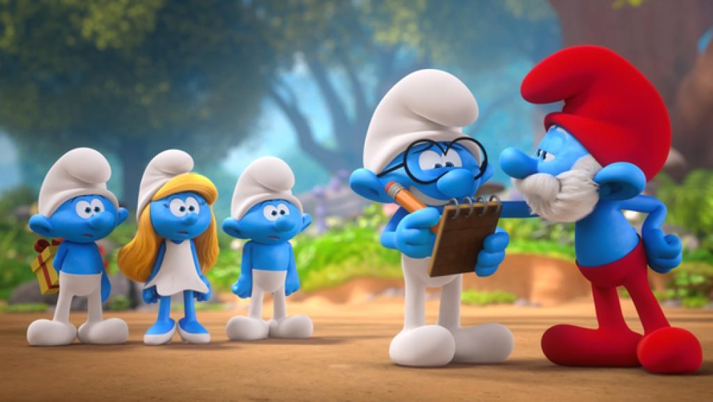 Schlaubi Schlumpf steht mit einem Block in der Hand vor Papa Schlumpf und grinst peinlich berührt.