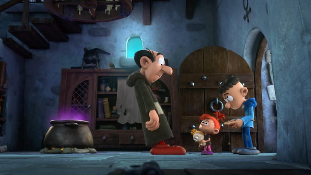 Im Hauseingang steht Gargamel seiner Nichte und seinem Neffen gegenüber. Er schaut missmutig auf sie herab. Sie schauen zu ihm. In seinem Haus ist es dunkel. Links steht der Zauberkessel.