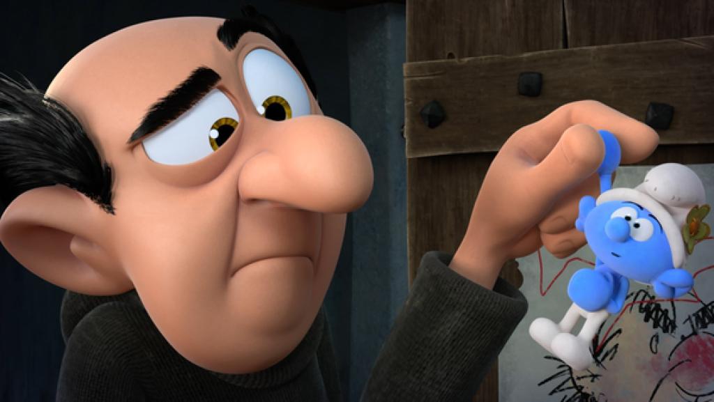 Gargamel hält einen in eine Puppe verwandelten Schlumpf hoch und schaut fragend.