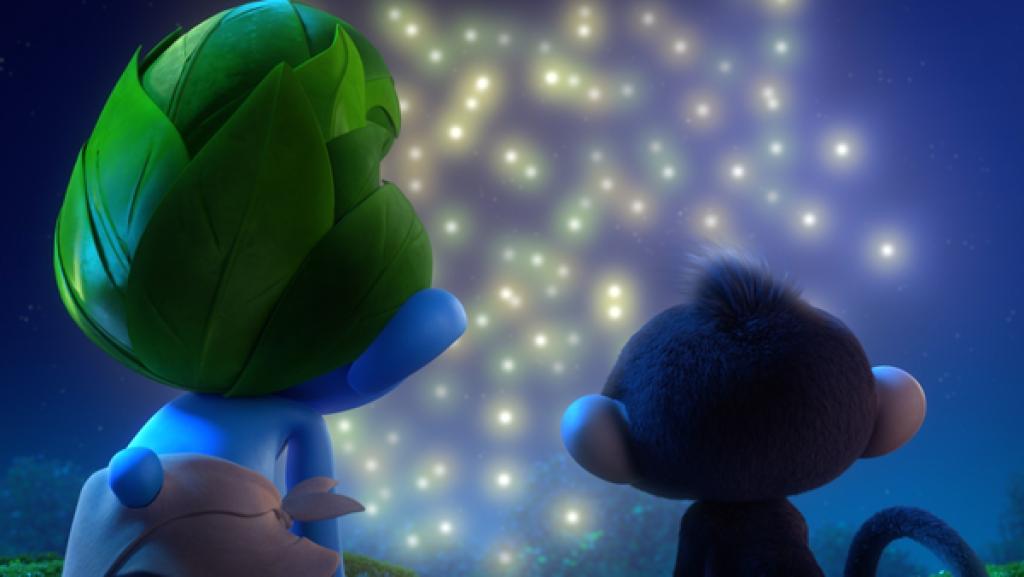 Ein Schlumpf mit Blättermütze und ein kleiner Affe schauen auf leuchtende Punkte am Nachthimmel. Es sind Glühwürmchen.