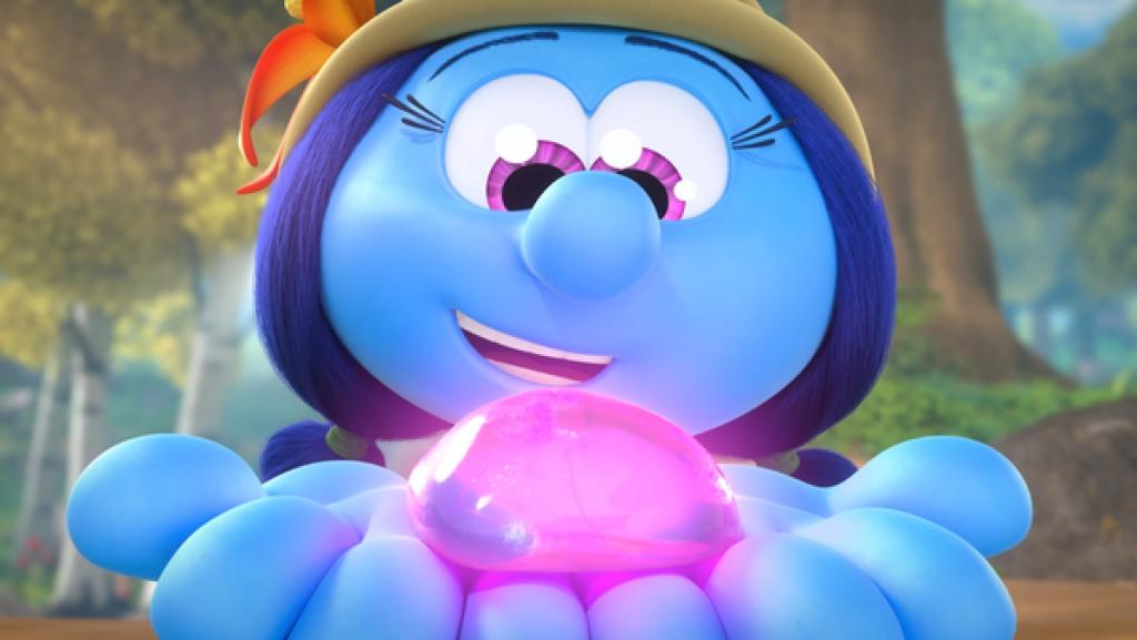 Ein Schlumpfmädchen hält einen pink leuchtenden Stein in Händen. Ihre Augen leuchten ebenso.