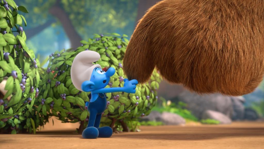 Hefti hat eine Schweißperle an der Schläfe und hält mit der rechten Hand die Kralle einer riesigen Braunbärenklaue.