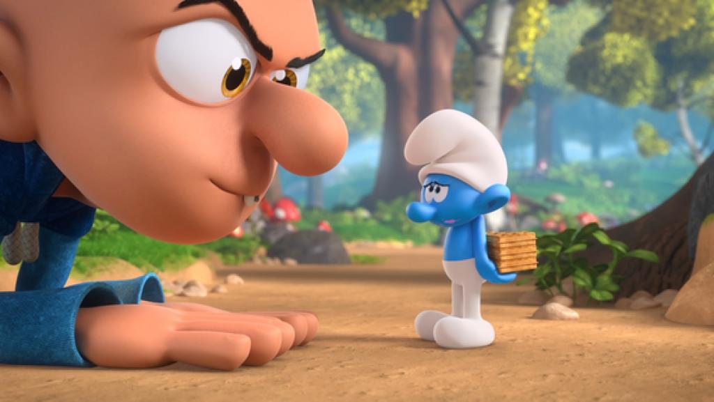 Ein Junge hockt am Boden und schaut mit gierigem Blick auf einen Schlumpf hinunter, der einen Stapel Waffeln hinter seinem Rücken versteckt hält.