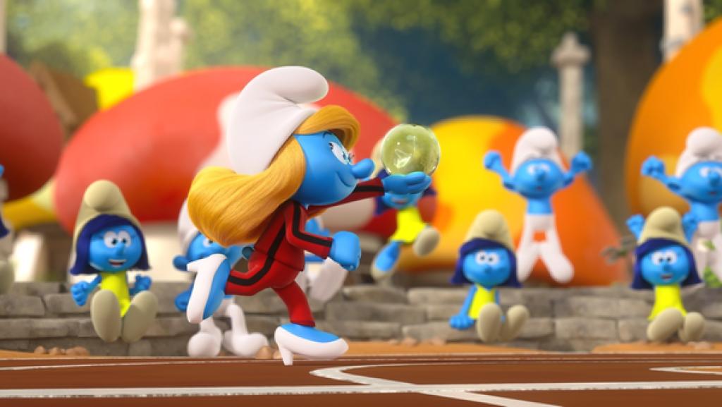 Im roten Jogginganzug und auf weißen Pumps rennt Schlumpfine durch die Arena. In der linken Hand hält sie freudig die Kristallkugel.