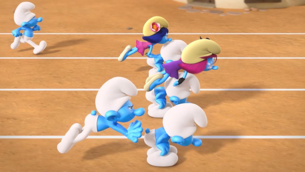 Eine Schlumpfin im lila Kleid und mit pinken Haaren macht auf einer Laufbahn einen Bocksprung über einen Schlumpf. Neben ihr sind weitere Schlümpfe auf ihren Bahnen, die rennen und Bocksprünge machen.