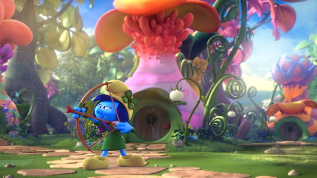 Schlumpfin Sturm mit einem vierblättrigen Kleeblatt auf ihrer gelben Mütze steht mit Pfeil und gespanntem Bogen vor einem Haus.